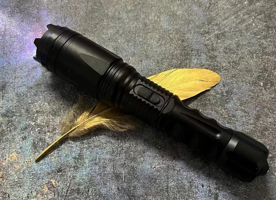 黑鹰X4防身电棒